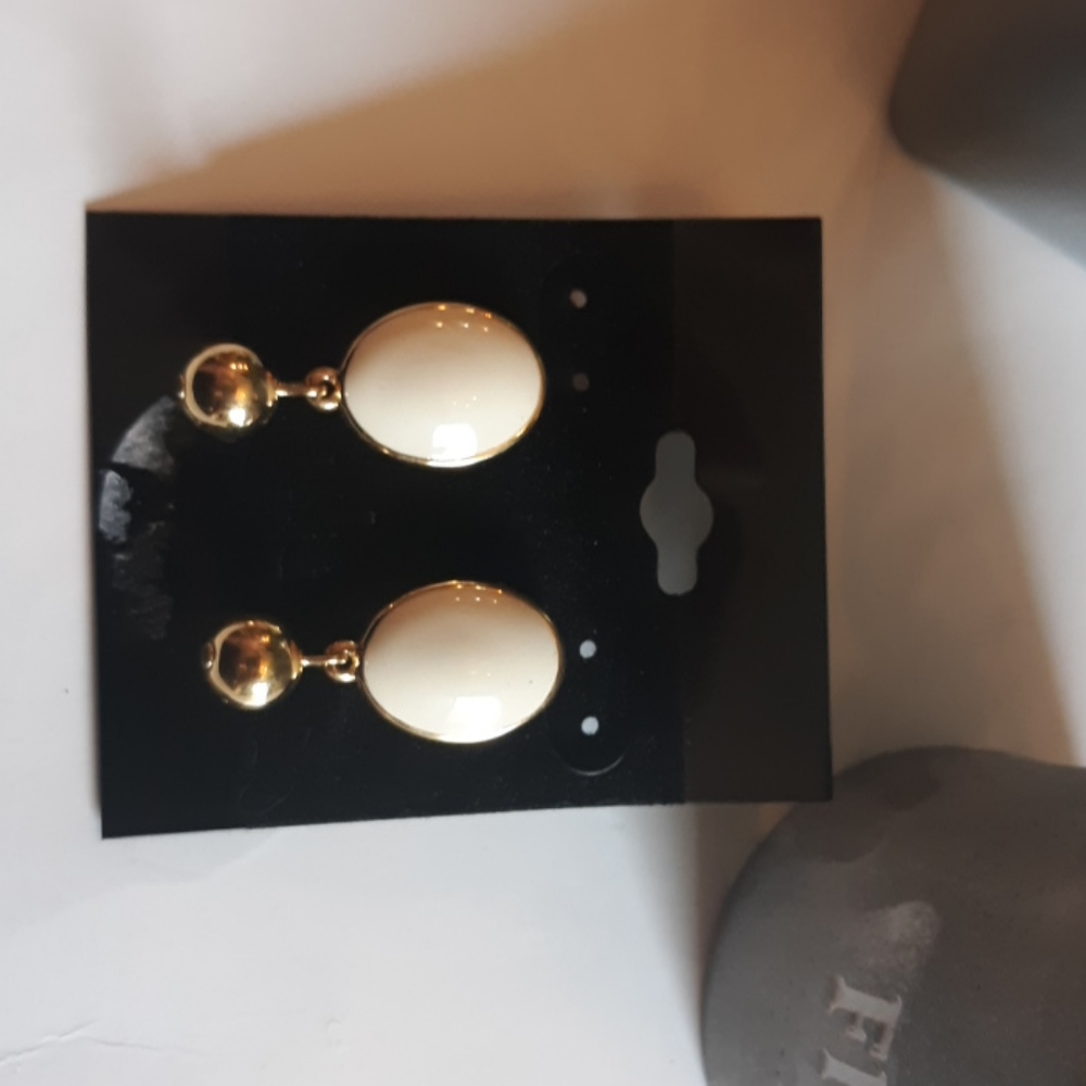 A white and gold dangle earing